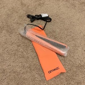 Amika straightener